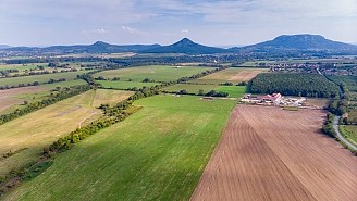 Somogyban, Szolnokban, Bácsban, Győrben céges gazdaságok, bérfölddel eladók