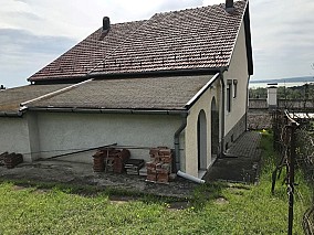 Vonyarcvashegyen Balatonra panorámás6 szobás  nyaraló eladó