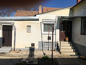 Hévízen 1.004 m2-es telken,  80m2-es, 3 szobás családi ház eladó