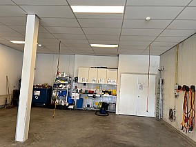 Bontott 225m2+225 m2 galériás mentőállomás eladó