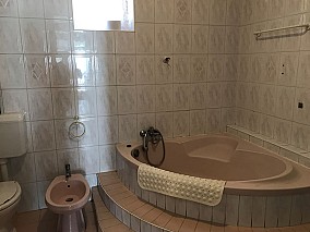 Hévízen 8 apartmanból álló családi ház eladó