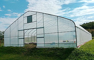 Új, gyári csomagolásban eladó egy 10x25m-es függőleges oldalú, gótikus alakú fóliaház.