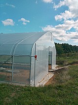 Új, gyári csomagolásban eladó egy 10x25m-es függőleges oldalú, gótikus alakú fóliaház.