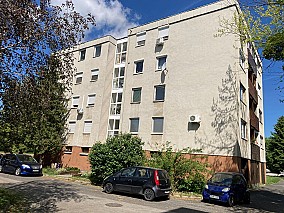 Keszthelyen 61 m2-es, második emeleti, 2 szobás lakás eladó