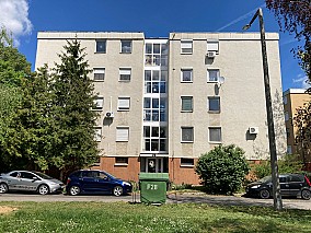 Keszthelyen 61 m2-es, második emeleti, 2 szobás lakás eladó