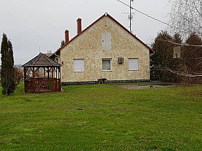 Baromfinevelő telep eladó