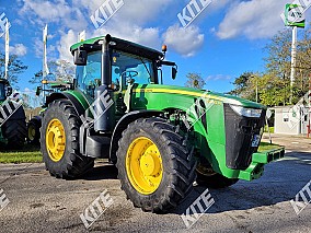 John Deere 8260R