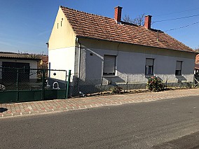 Hévízen 947 m2-es telken,  80m2-es, 3 szobás családi ház eladó