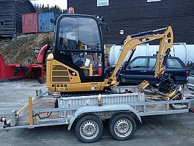 2017 Caterpillar CAT 301.7D minikotró és utánfutó